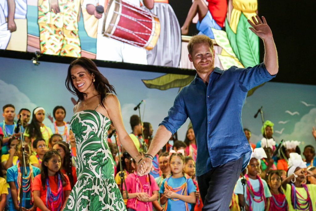 No último dia da visita, Meghan homenageia a moda colombiana