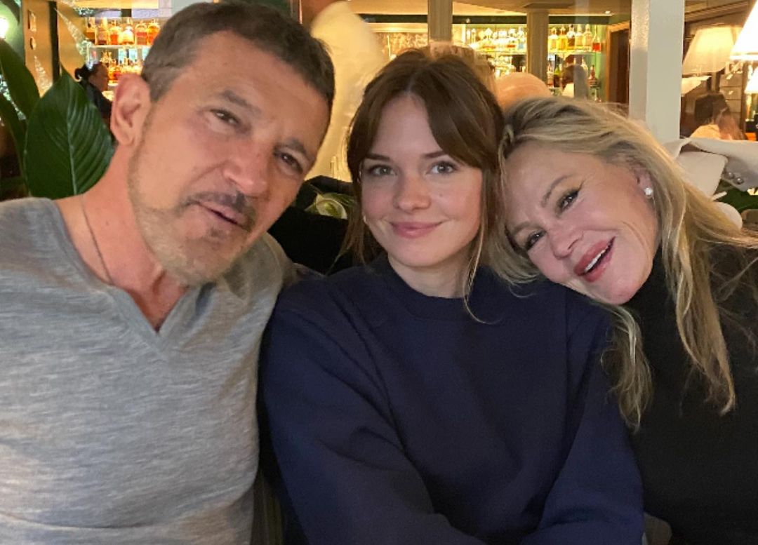 Filha de Melanie Griffith e Antonio Banderas está noiva