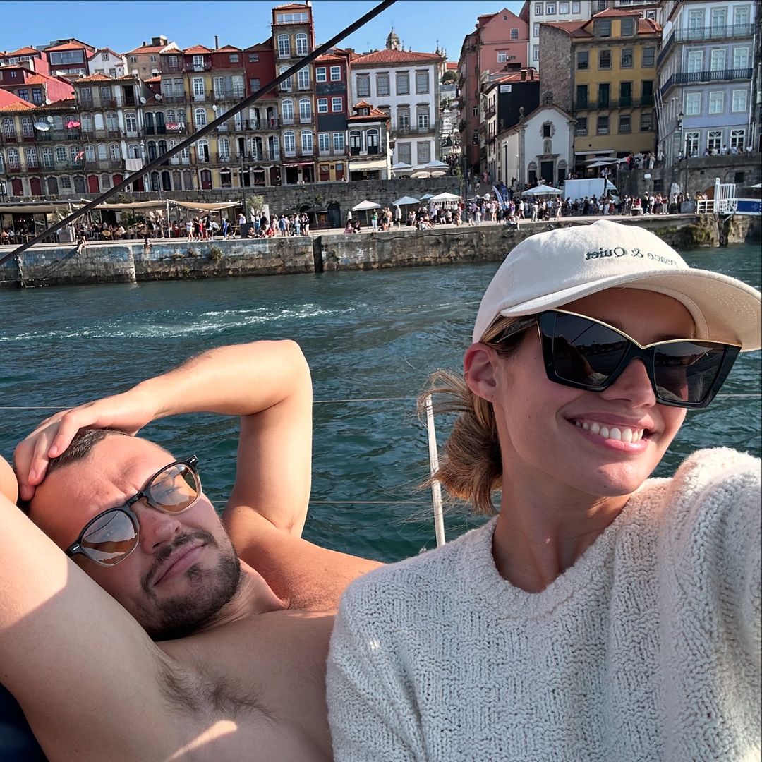 Sara Sampaio und Ray Nicholson machen Urlaub in Portugal