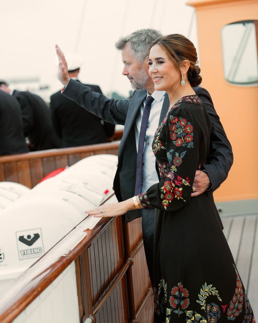 Os vestidos florais da rainha Mary que deram que falar