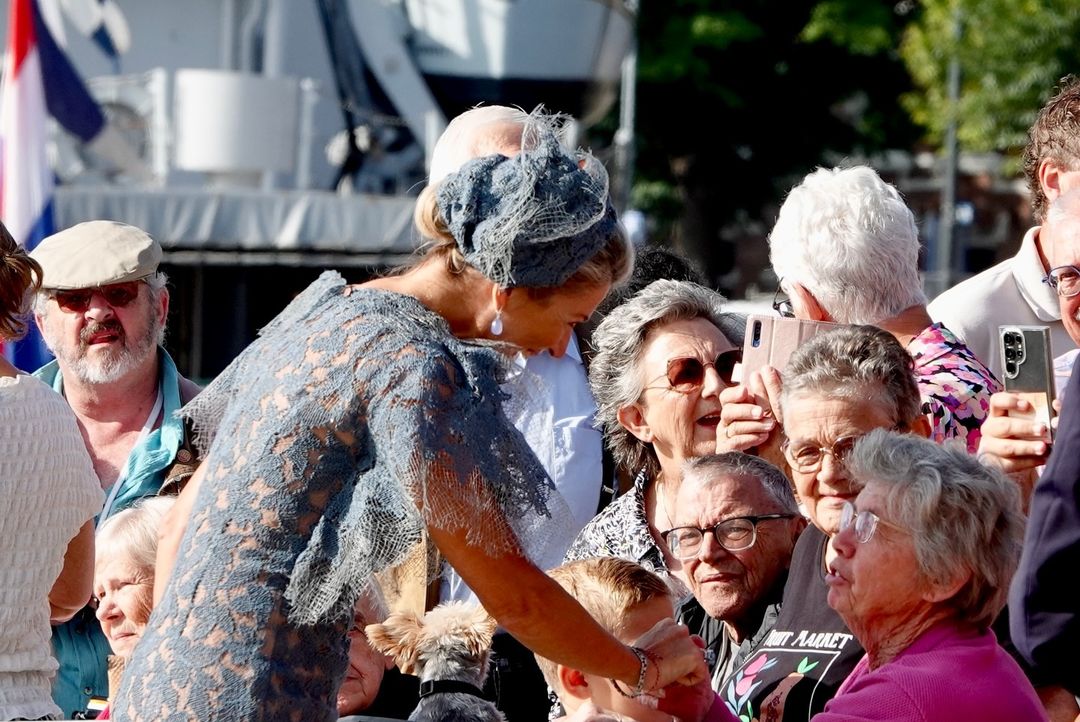 Máxima recupera impactante vestido de renda