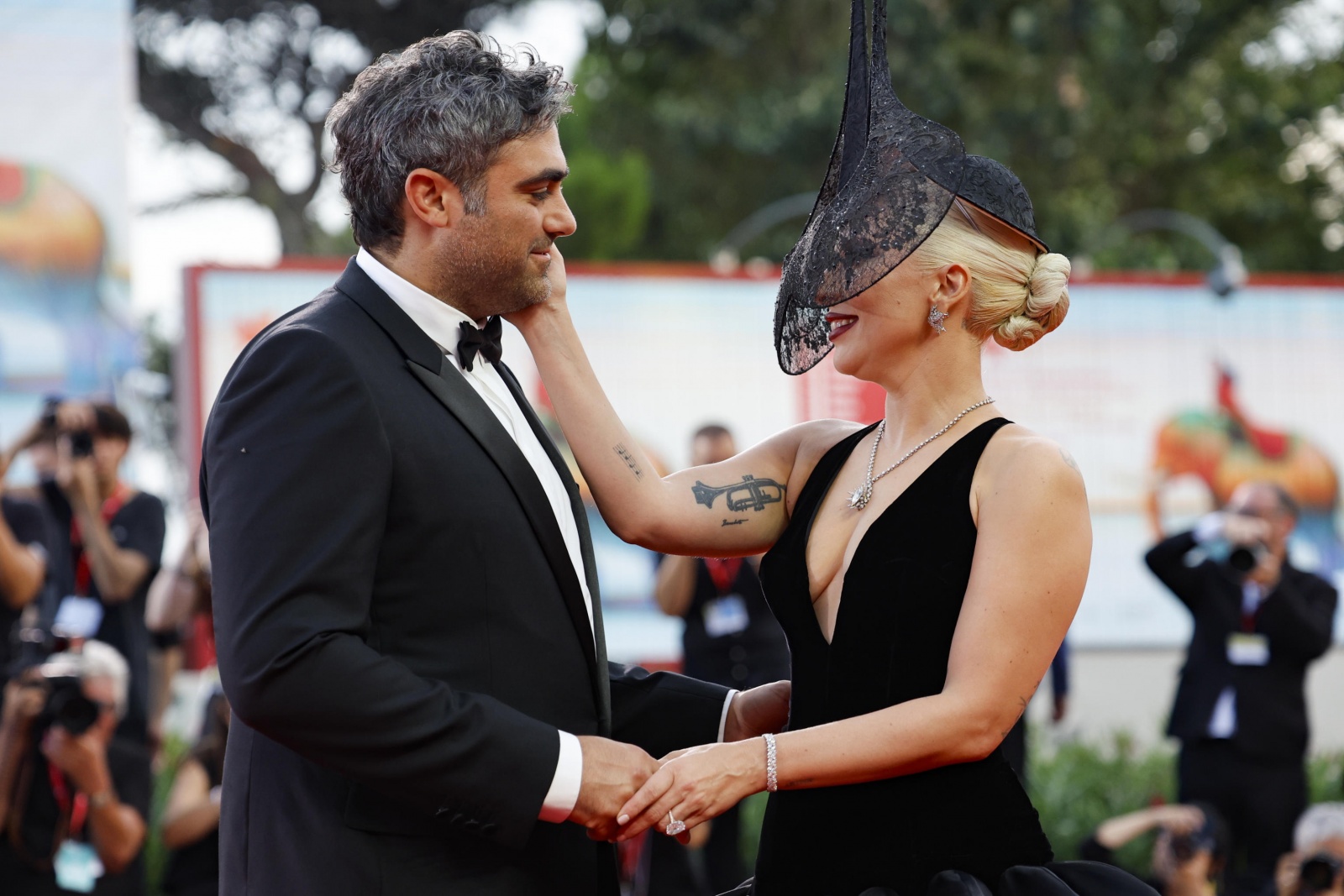 Lady Gaga mostra anel de noivado num "look" impressionante