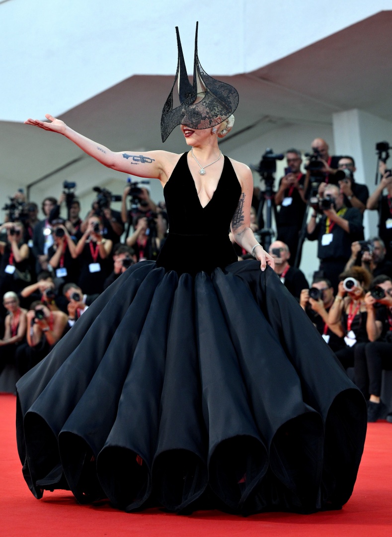 Lady Gaga mostra anel de noivado num "look" impressionante