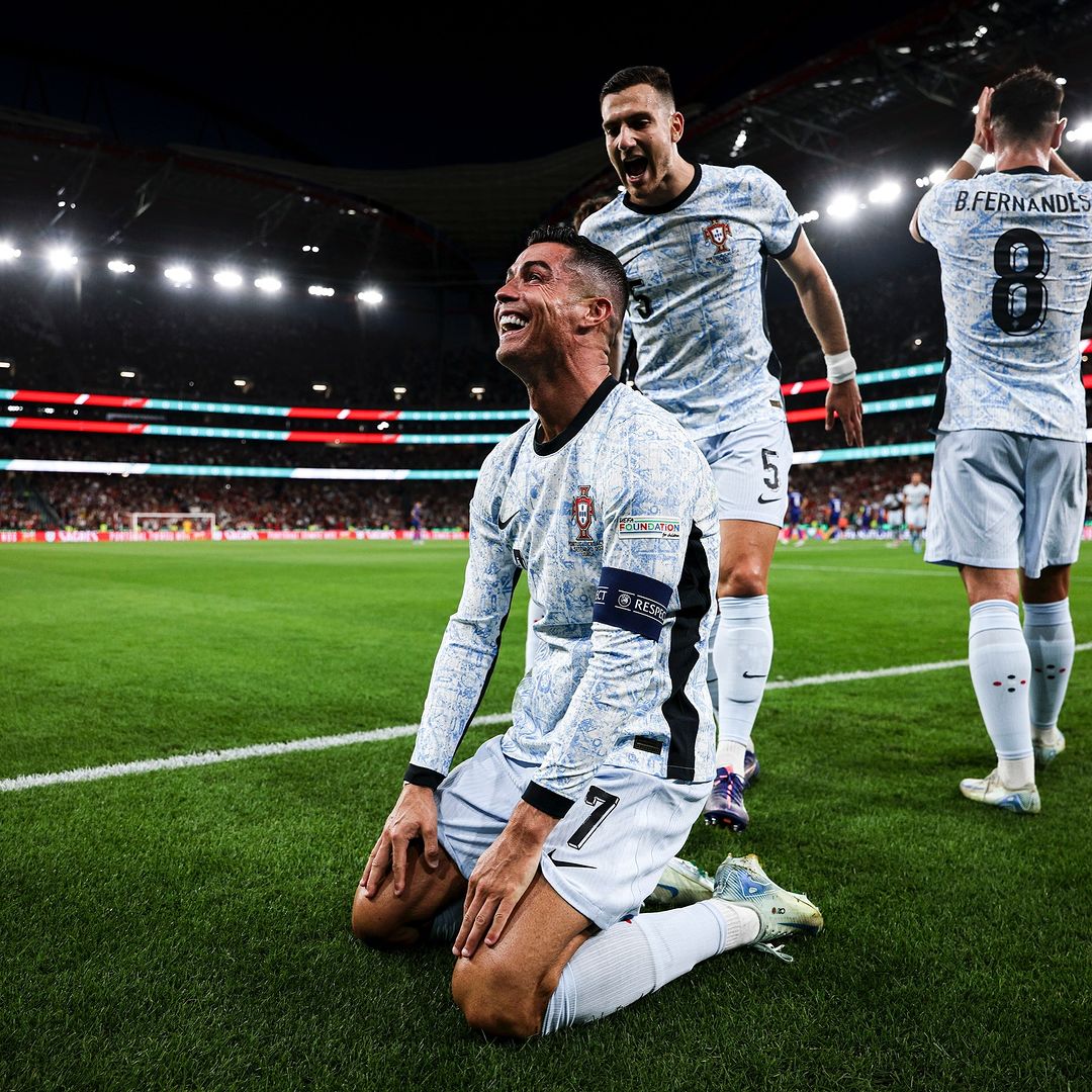 Cristiano Ronaldo faz história com 900º golo e celebra emocionado