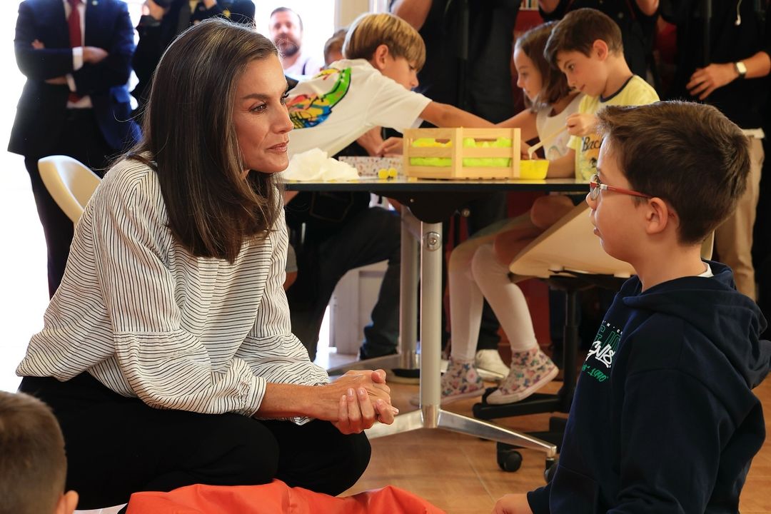 Rainha Letizia inaugura o ano letivo de escola básica na sua terra natal