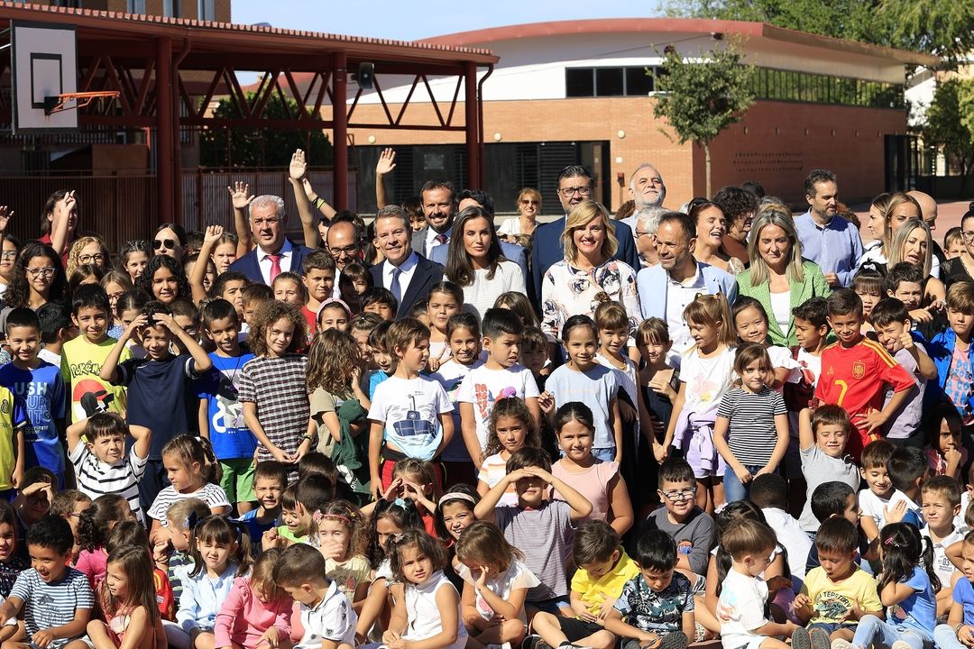 Rainha Letizia inaugura o ano letivo de escola básica na sua terra natal