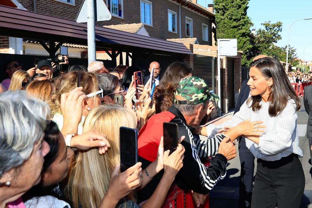 Rainha Letizia inaugura o ano letivo de escola básica na sua terra natal