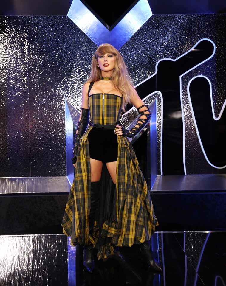 Taylor Swift brilha vestida de DIOR nos prémios MTV