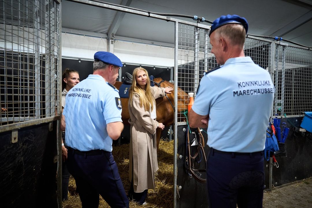 Princesa Catharina Amalia dos Países Baixos sozinha em ato oficial