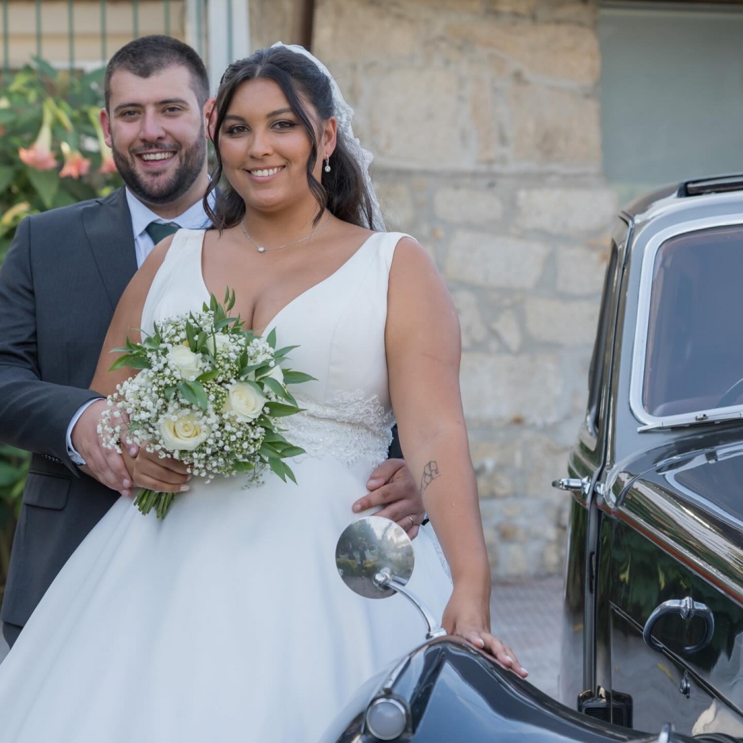 Filha de Mário Jardel e Karen Gaidão sobe ao altar de braço dado com o pai e Filipe Gaidão