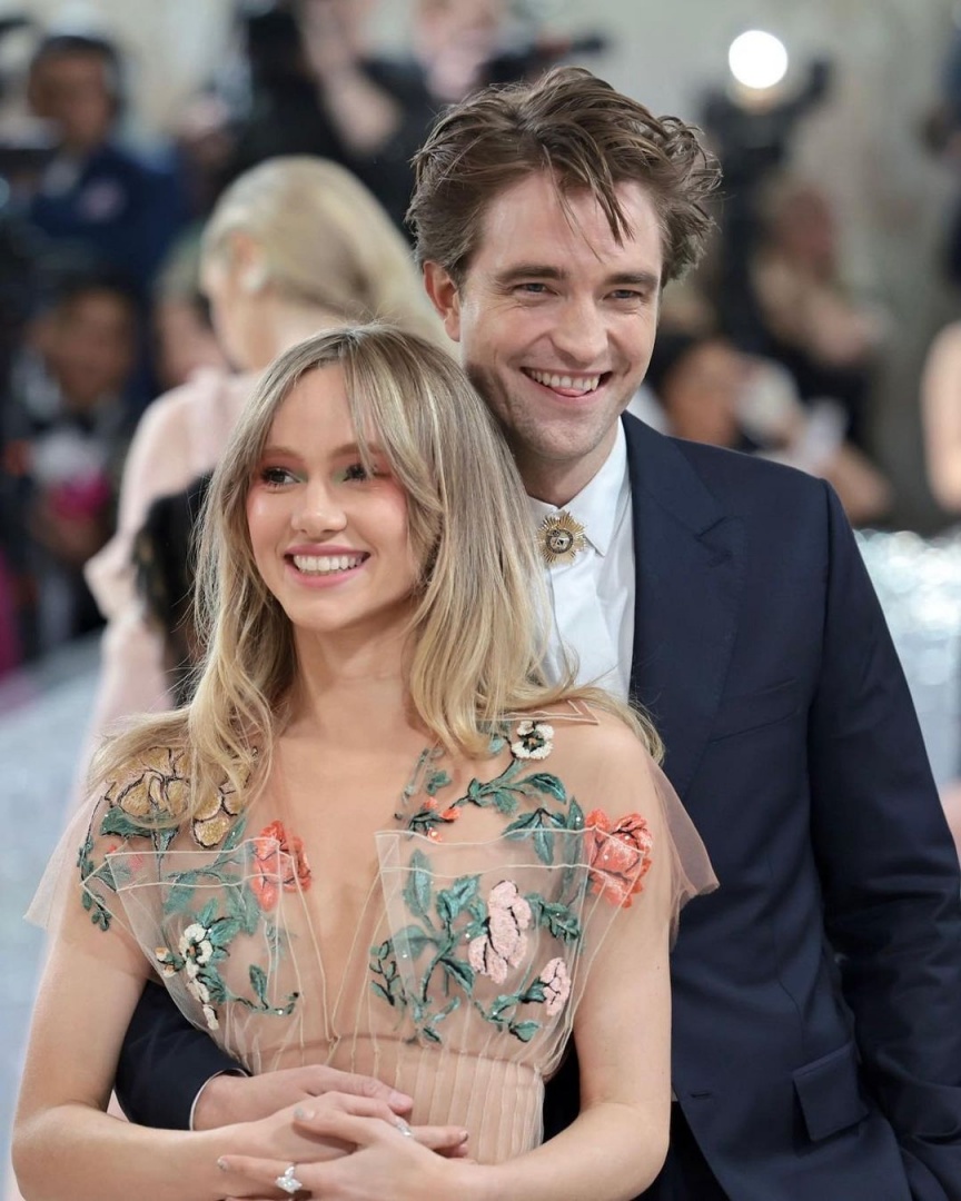 Suki Waterhouse revela que Robert Pattinson "adora trocar fraldas"