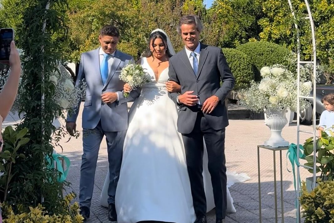 Filha de Mário Jardel e Karen Gaidão sobe ao altar de braço dado com o pai e Filipe Gaidão