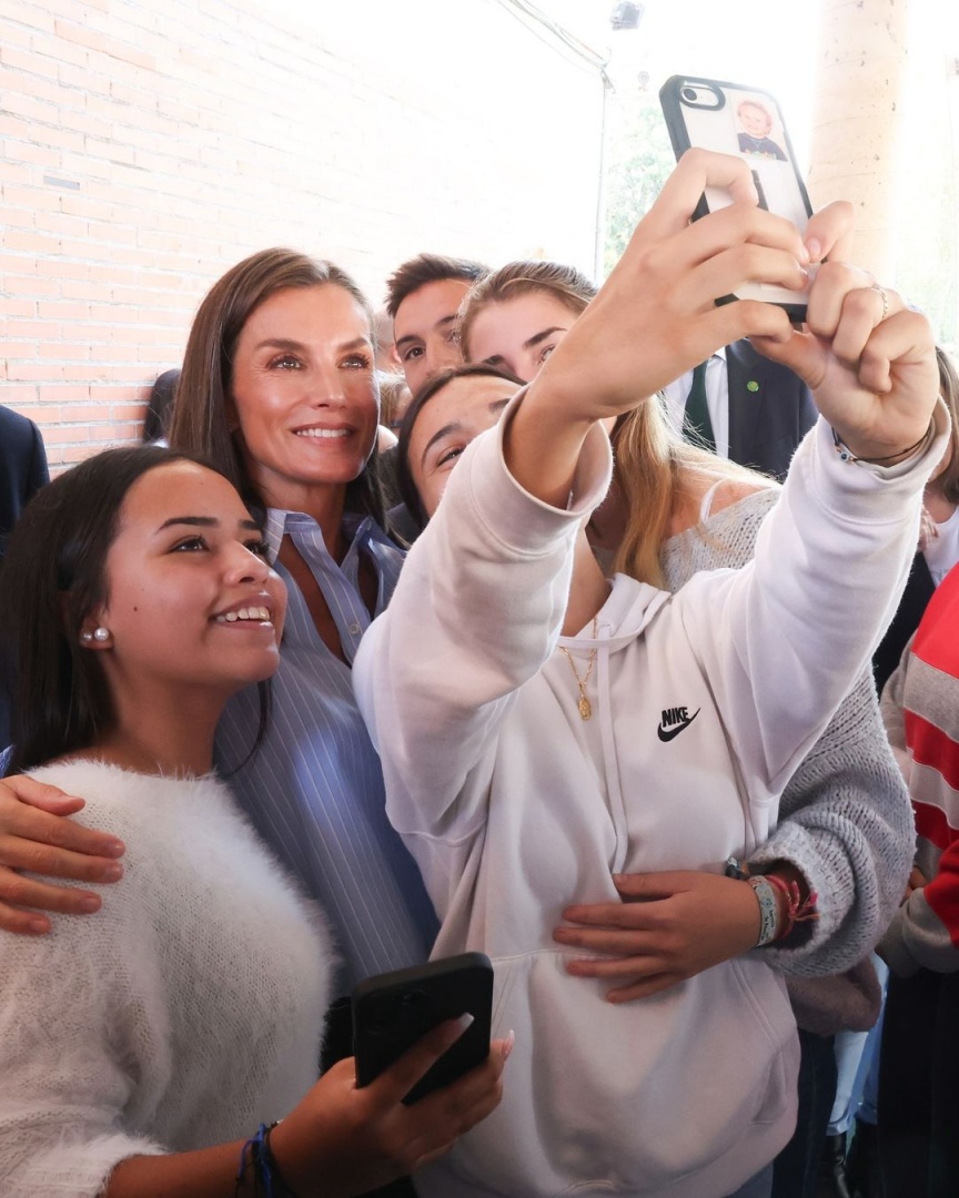 Letizia surpreende com camisa com decote original