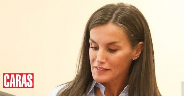 Letizia surpreende com camisa com decote original