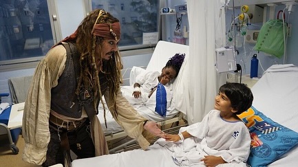 Disfarçado de Jack Sparrow, Johnny Depp visita crianças internadas num hospital espanhol