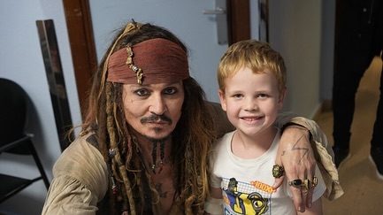 Disfarçado de Jack Sparrow, Johnny Depp visita crianças internadas num hospital espanhol