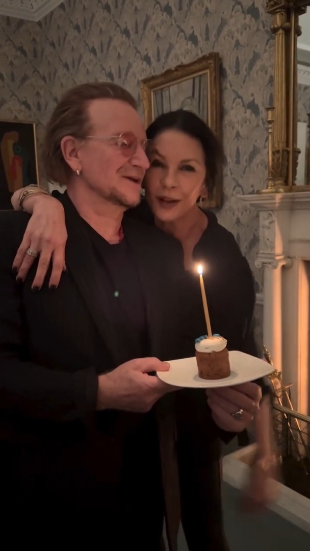 Bono Vox canta os parabéns a Catherine Zeta-Jones e Michael Douglas