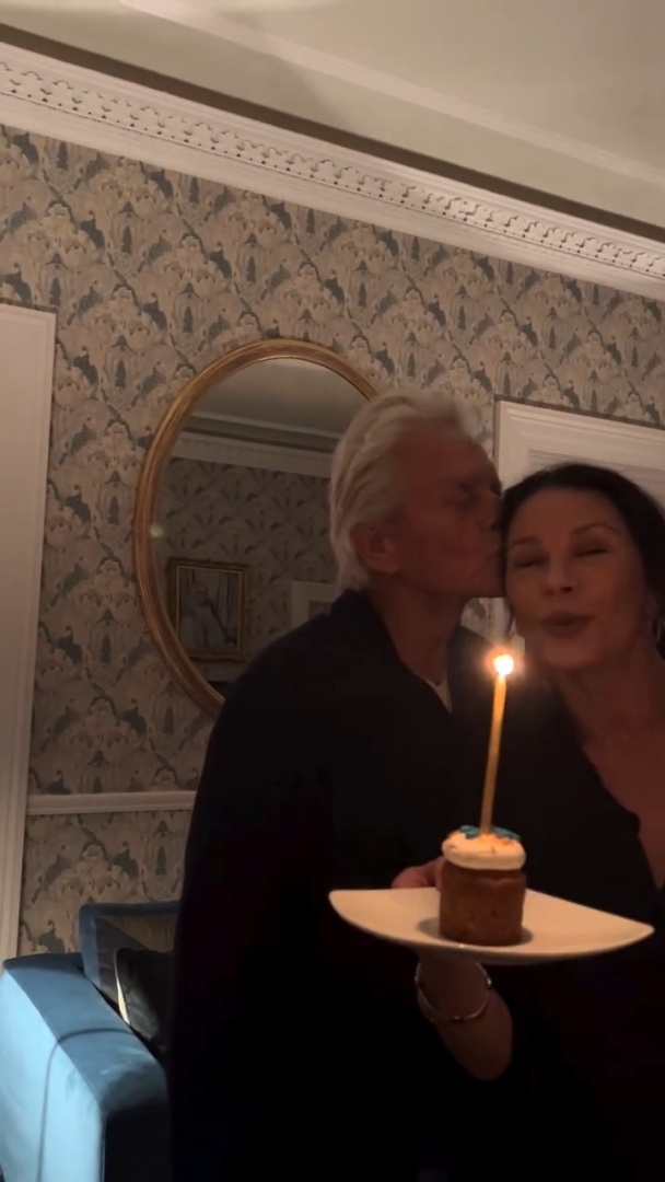 Bono Vox canta os parabéns a Catherine Zeta-Jones e Michael Douglas