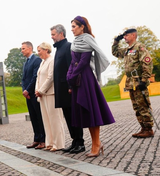  Mary da Dinamarca recupera vestido que usou na coroação de Carlos III