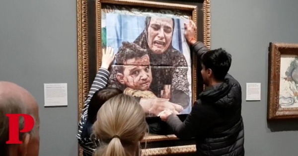 Activistas colam foto de mãe e filho palestinianos sobre pintura de Picasso na National Gallery