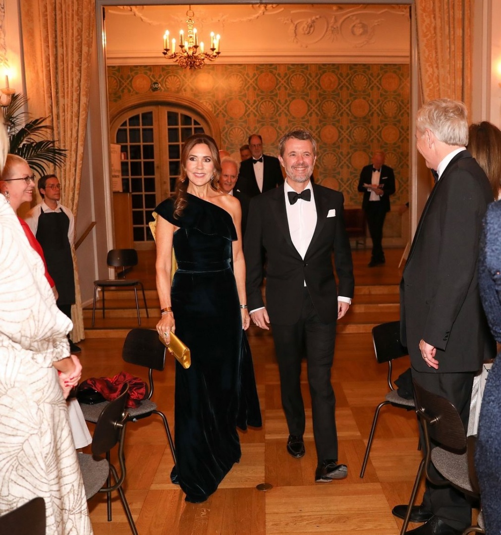 Mary da Dinamarca deslumbra num vestido assimétrico de veludo