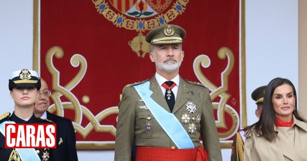 Acompanhados pela princesa Leonor, Letizia e Felipe VI celebram Dia da Festa Nacional debaixo de chuva forte