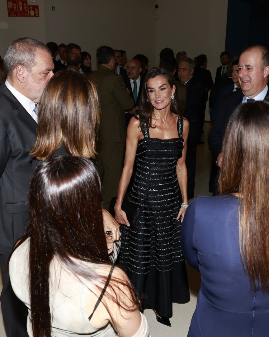 Letizia estreia vestido de noite com cristais