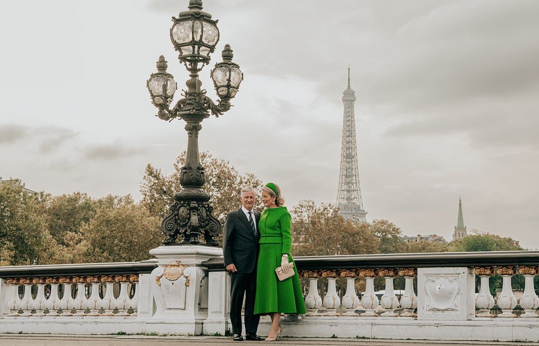 Em Paris, Mathilde da Bélgica deslumbra num vestido de inspiração nupcial