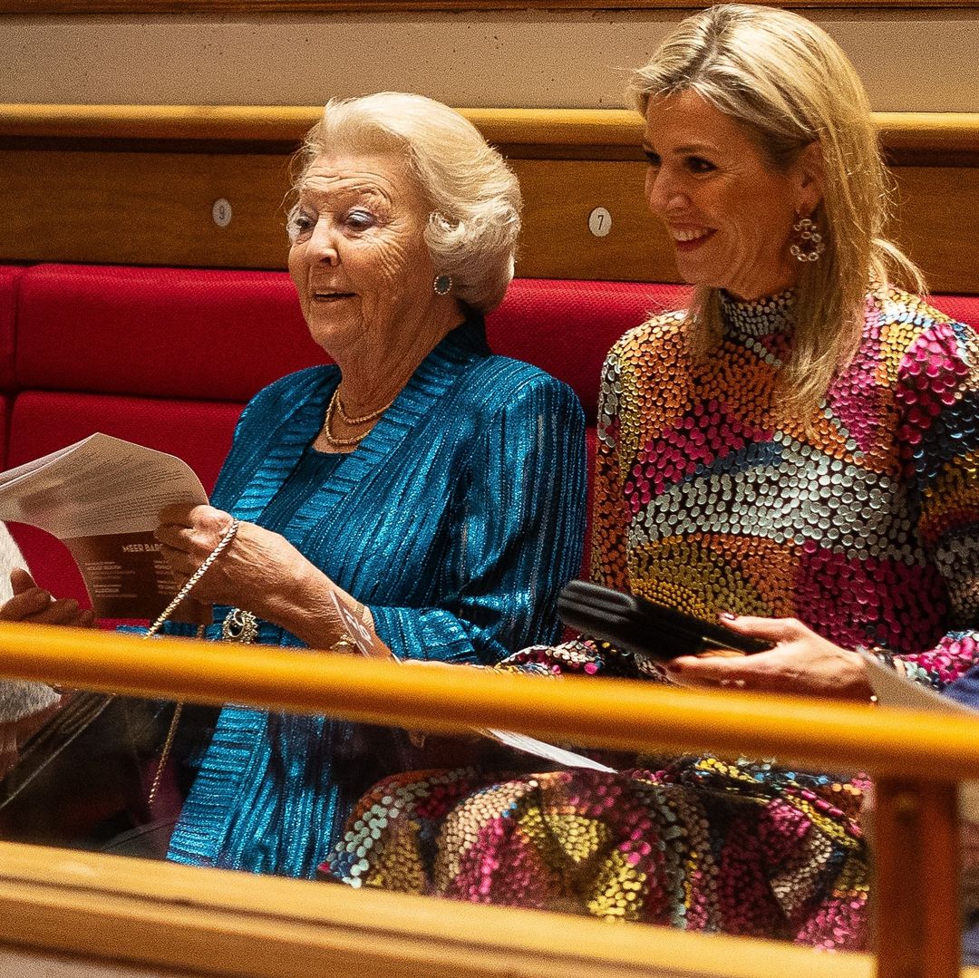 Máxima e Beatriz dos Países Baixos divertem-se numa noite de música clássica