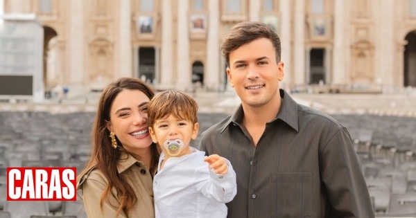 Carolina Carvalho e David Carreira batizam Lucas no Vaticano, em Roma