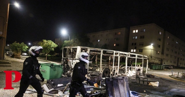 Autocarro e caixotes incendiados e dois detidos na terceira noite de desacatos na região de Lisboa