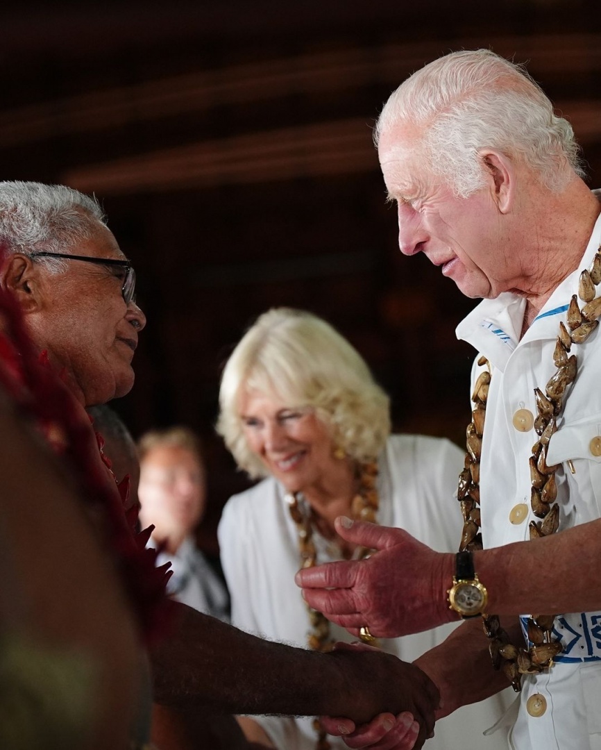 Camilla e Carlos III cúmplices na despedida da visita à Austrália