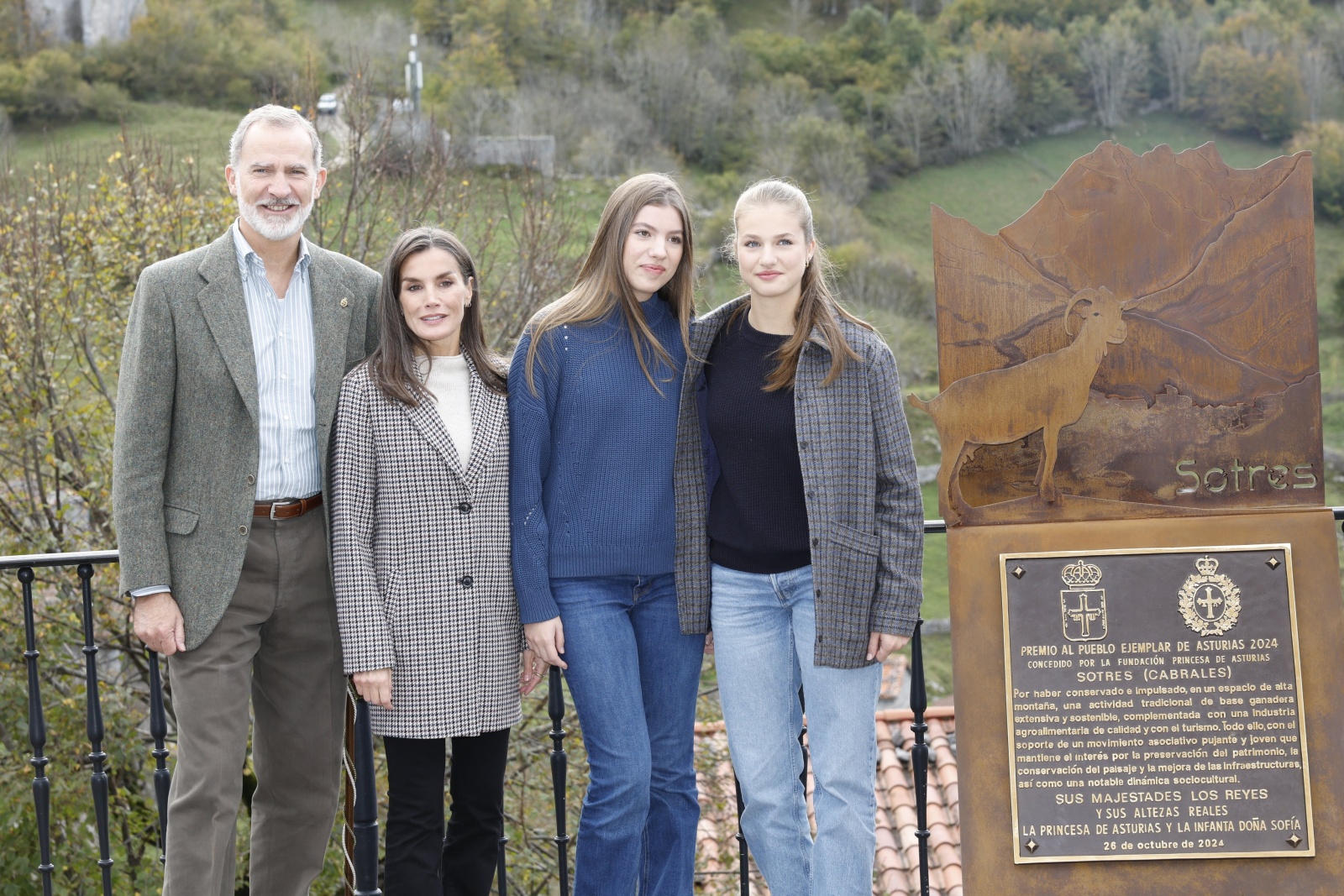 Família real espanhola visita Sotres, nas Astúrias, para entregar o prémio de "Povo Exemplar"