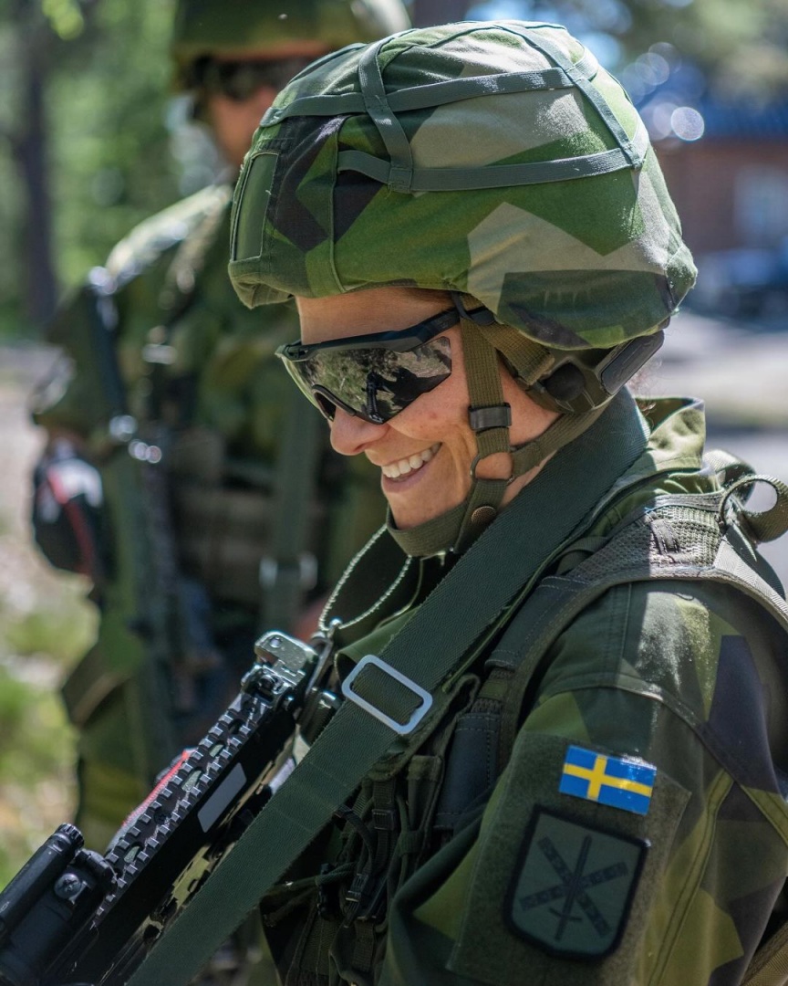 Princesa Victoria da Suécia participa em treino militar