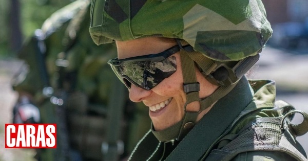 Princesa Victoria da Suécia participa em treino militar