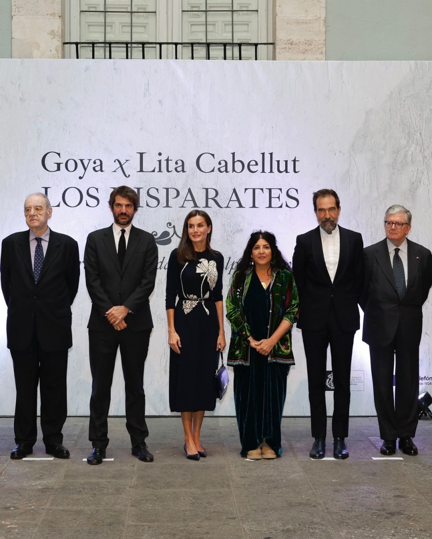 Letizia volta a apostar no seu vestido de malha sustentável com motivo floral