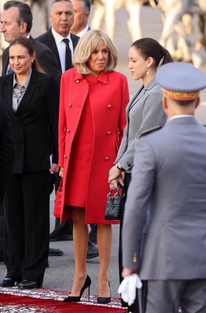 Brigitte Macron elege "look" nupcial Dior na visita a Marrocos