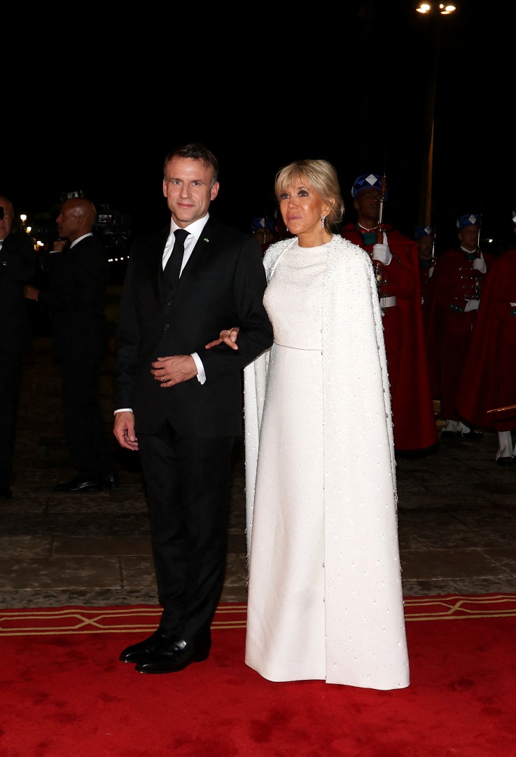 Brigitte Macron elege "look" nupcial Dior na visita a Marrocos