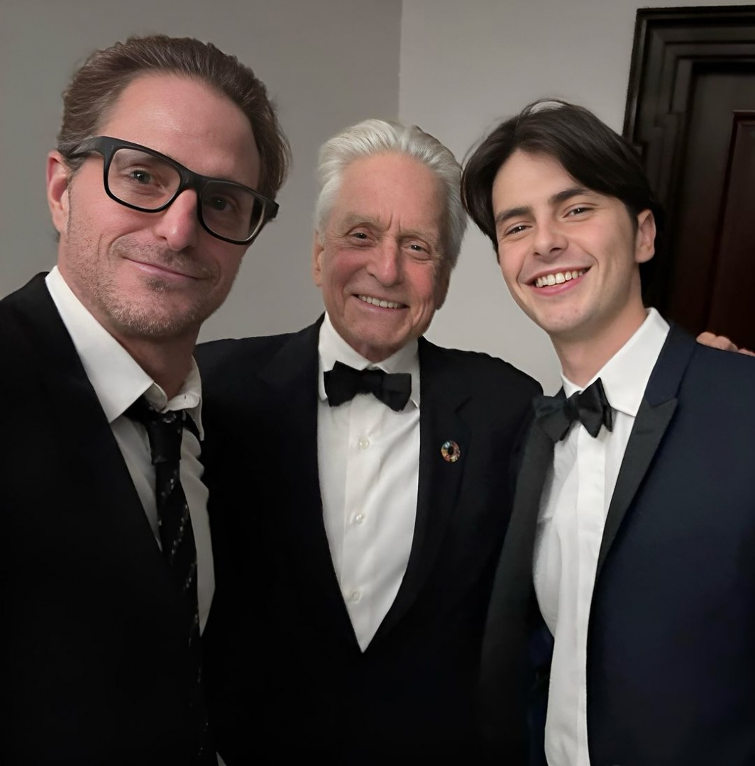 Michael Douglas condecorado por Alberto II nos prémios Princesa Grace, em Nova Iorque