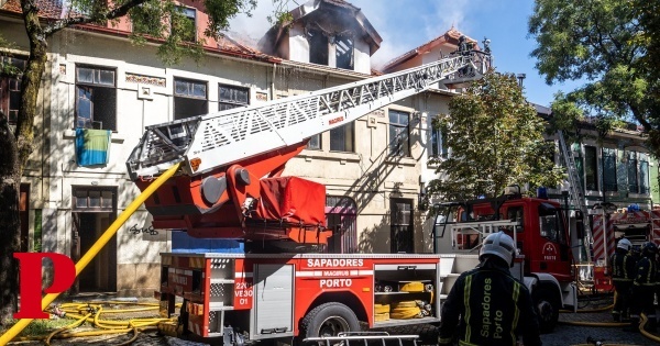 Quatro feridos ligeiros em fogo em habitação do Porto que deixa família desalojada