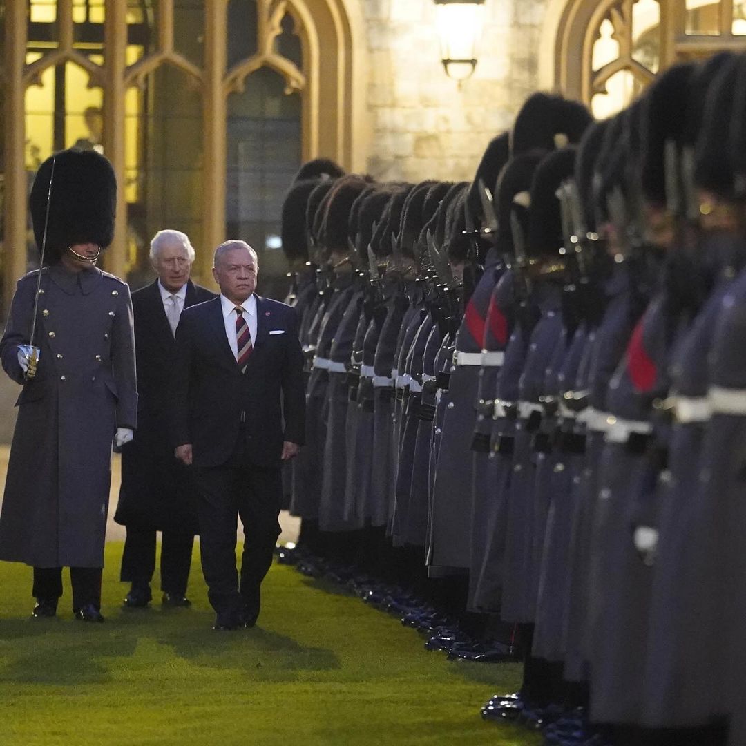 Rei Carlos III de Inglaterra recebe o rei Abdullah II da Jordânia