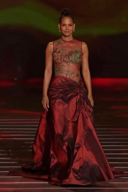 Halle Berry desfila para Elie Saab