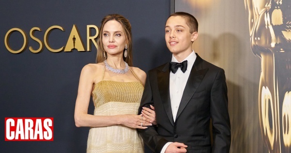 Angelina Jolie com o filho Knox Jolie-Pitt nos Governors Awards