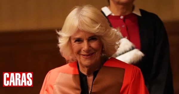 Rainha Camilla de Inglaterra condecorada pela princesa Ana