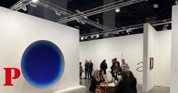 As multidões estão de volta e a comprar na Art Basel Miami