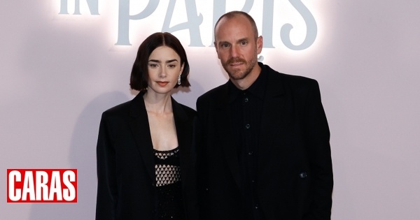 Lily Collins apresenta a filha 