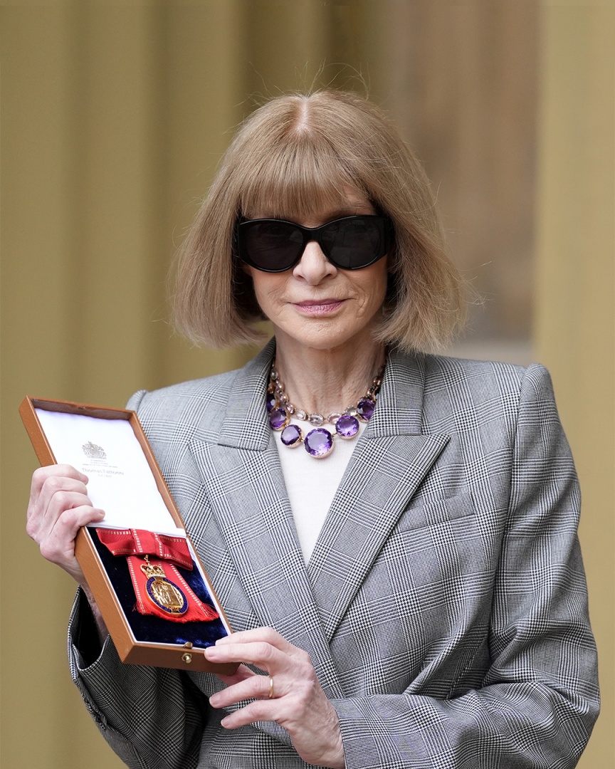 Anna Wintour condecorada pelo rei Carlos III