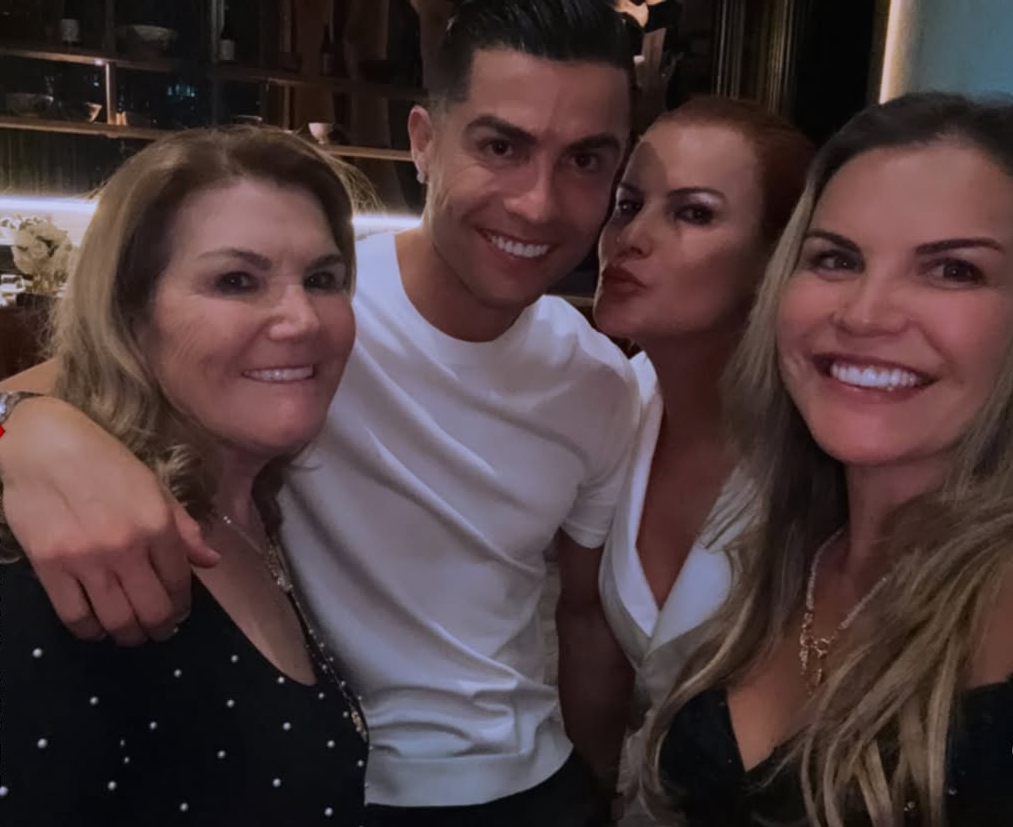 Cristiano Ronaldo com a mãe, Dolores Aveiro, e as irmãs, Elma e Katia. Foto: @elma_oficial