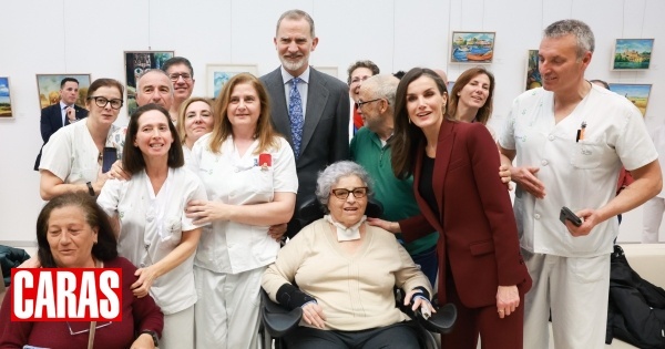 Reis Felipe e Letizia visitam hospital em Toledo