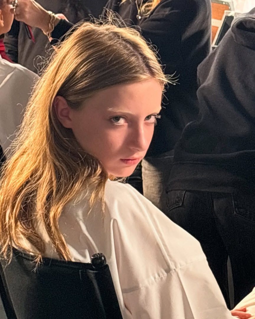 Filha transgénero de Naomi Watts e Liev Schreiber desfila pela primeira vez em Paris